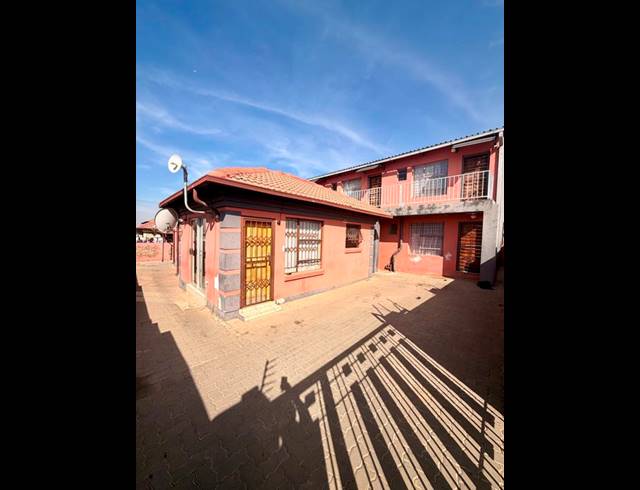 11 BEDROOM HOUSE FOR SALE IN OLIEVENHOUTBOSCH